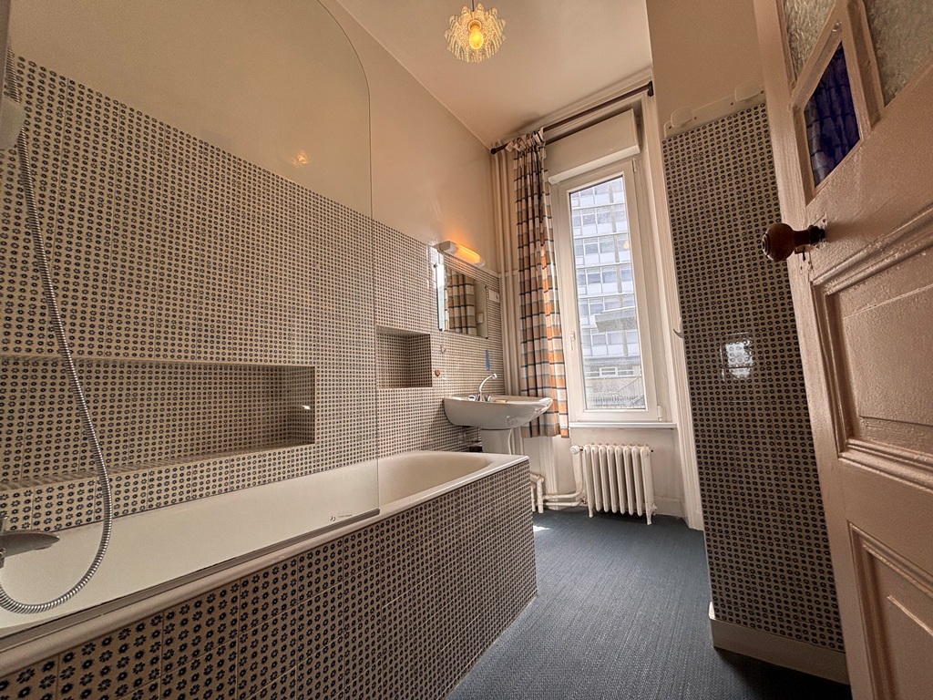 Quimper Centre Ville L’Année 1930 Aux Vastes Volumes A Rafraichir Avec Jardin Clos & Garage.