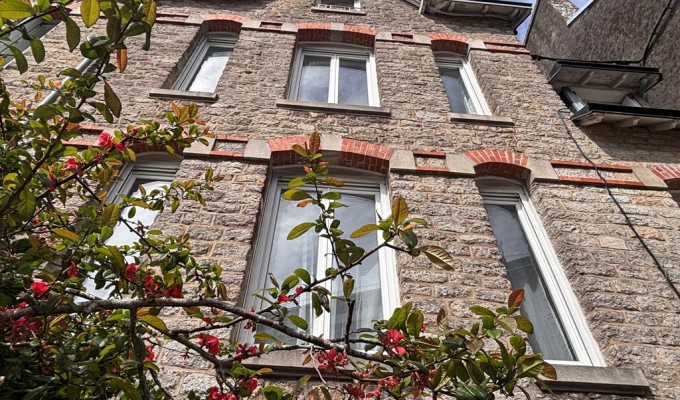 Quimper Centre Ville L’Année 1930 Aux Vastes Volumes A Rafraichir Avec Jardin Clos & Garage.
