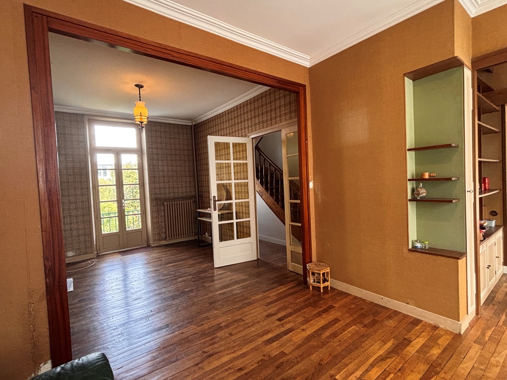 Quimper Centre Ville L’Année 1930 Aux Vastes Volumes A Rafraichir Avec Jardin Clos & Garage.