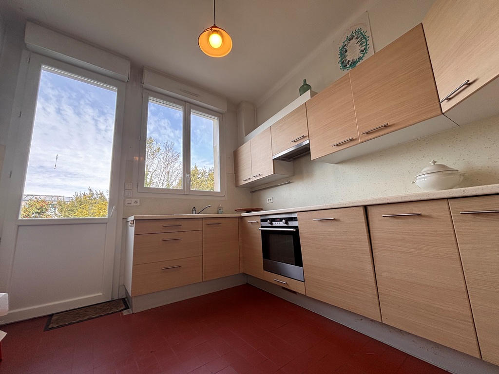 Quimper Centre Ville L’Année 1930 Aux Vastes Volumes A Rafraichir Avec Jardin Clos & Garage.