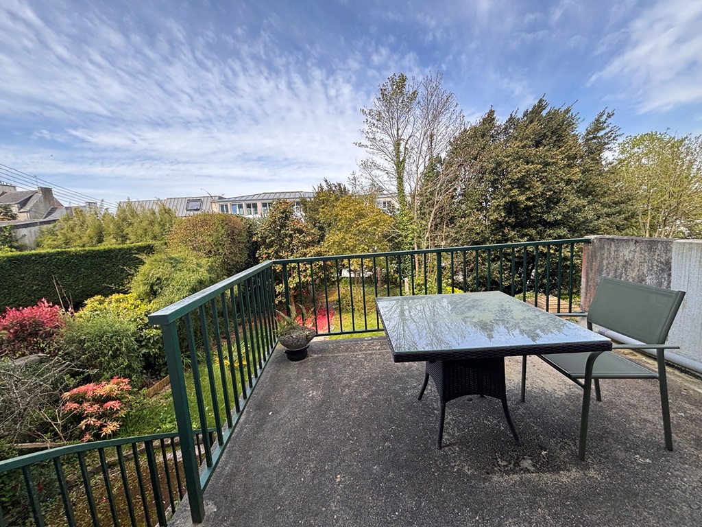 Quimper Centre Ville L’Année 1930 Aux Vastes Volumes A Rafraichir Avec Jardin Clos & Garage.