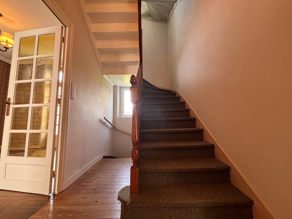 Quimper Centre Ville L’Année 1930 Aux Vastes Volumes A Rafraichir Avec Jardin Clos & Garage.