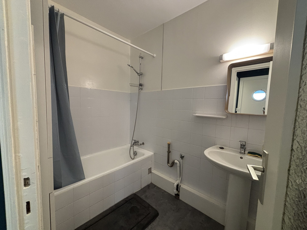 A LOUER. Libre immédiatement, QUIMPER, Quartier de Prat Maria, Studio de 26 m² Rénové avec Balcon