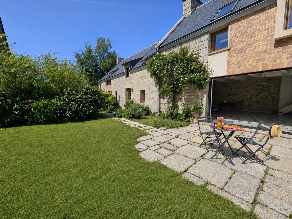 Guidel – La Spacieuse & Lumineuse Longère de Caractère de 260m² Rénovée Par Architecte de Talent à Deux Pas des Plages !