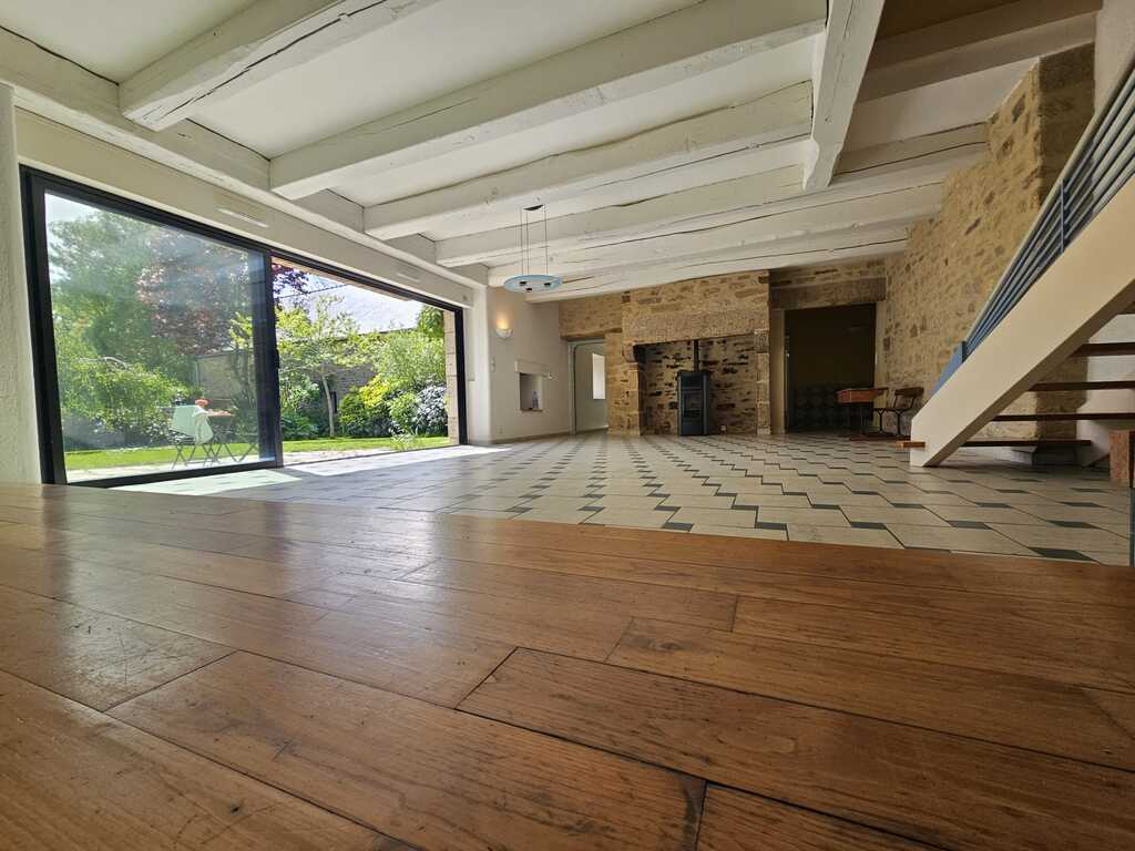 Guidel – La Spacieuse & Lumineuse Longère de Caractère de 260m² Rénovée Par Architecte de Talent à Deux Pas des Plages !