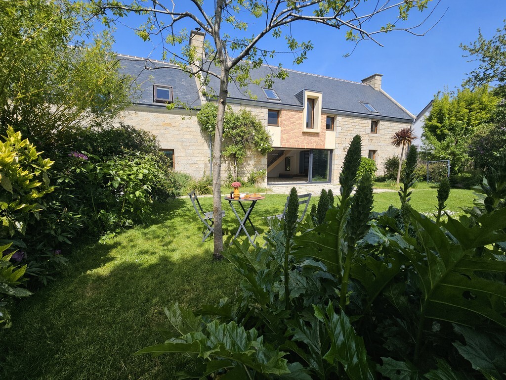 Guidel – La Spacieuse & Lumineuse Longère de Caractère de 260m² Rénovée Par Architecte de Talent à Deux Pas des Plages !