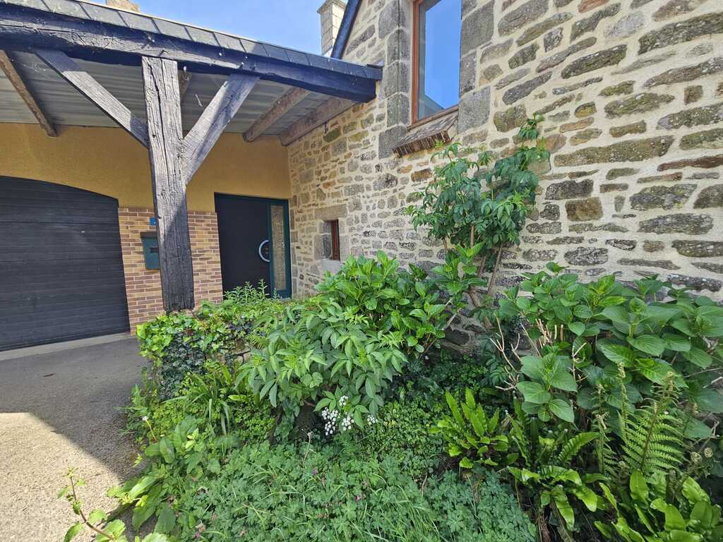 Guidel – La Spacieuse & Lumineuse Longère de Caractère de 260m² Rénovée Par Architecte de Talent à Deux Pas des Plages !