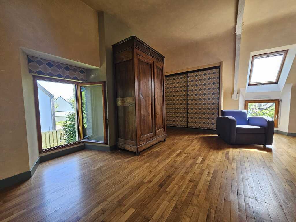 Guidel – La Spacieuse & Lumineuse Longère de Caractère de 260m² Rénovée Par Architecte de Talent à Deux Pas des Plages !