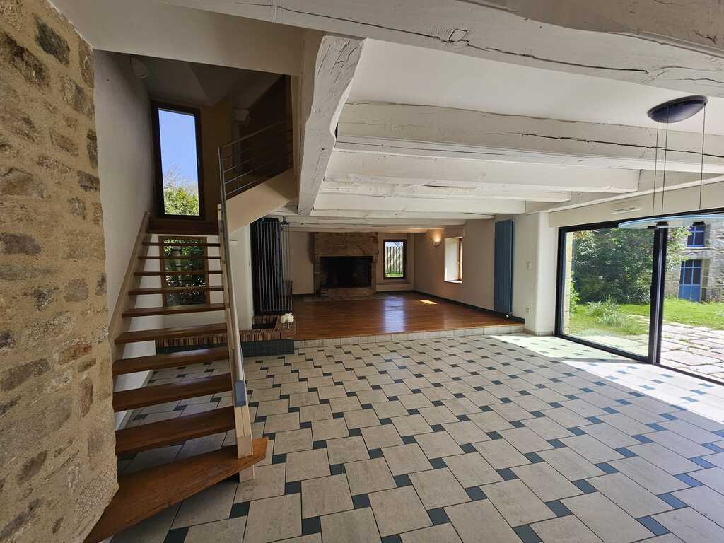 Guidel – La Spacieuse & Lumineuse Longère de Caractère de 260m² Rénovée Par Architecte de Talent à Deux Pas des Plages !