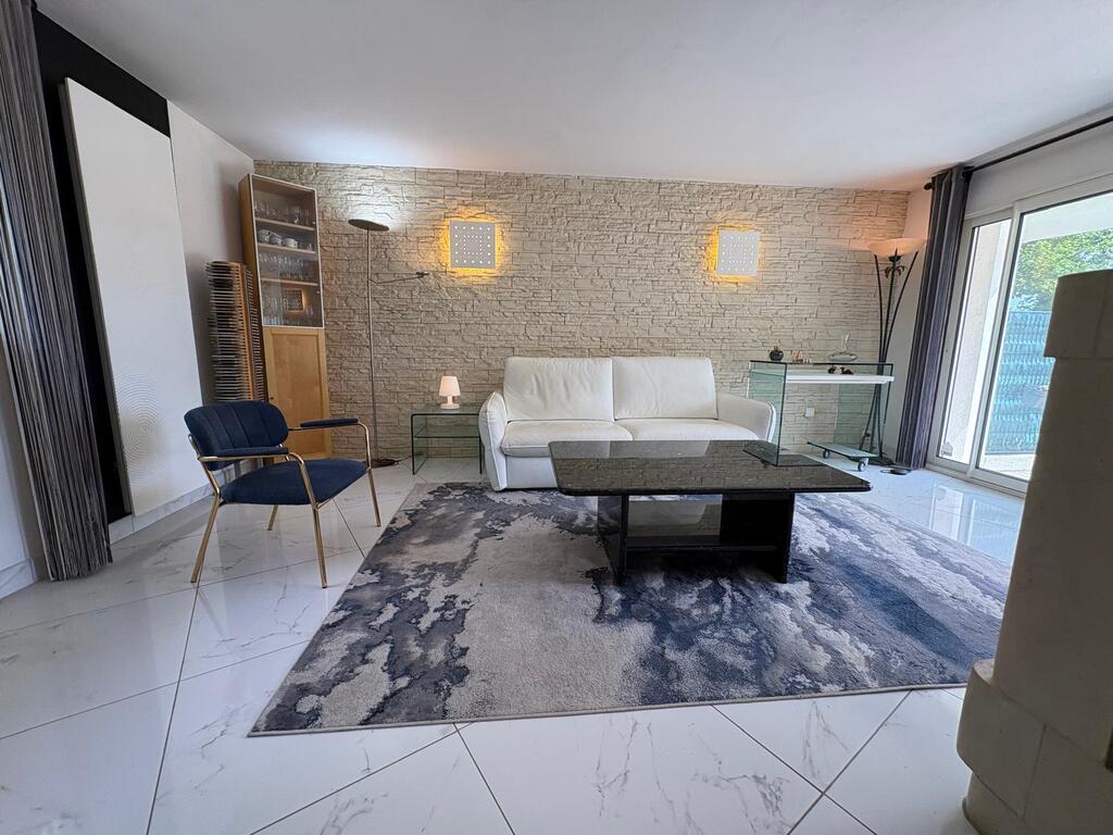 Guidel – Séduisante & Lumineuse Maison d’Architecte Au Calme Sur son Terrain Arboré de 1500m²