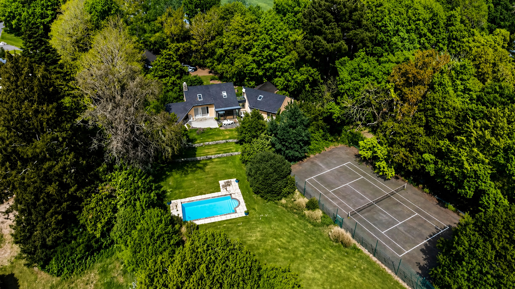 Quimper Route des Plages. Remarquable Maison d’Architecte (240 m2) avec Piscine & Terrain de 4200 m2
