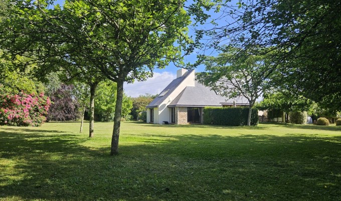 Concarneau. Rare & Confortable Maison d’Architecte (200 m2) aux 5 Chambres & son Parc Paysagé de 4800 m2.