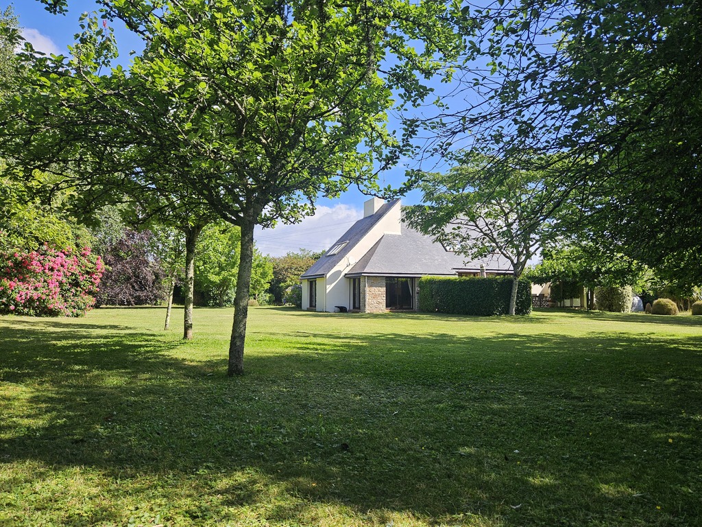 Concarneau. Rare & Confortable Maison d’Architecte (200 m2) aux 5 Chambres & son Parc Paysagé de 4800 m2.