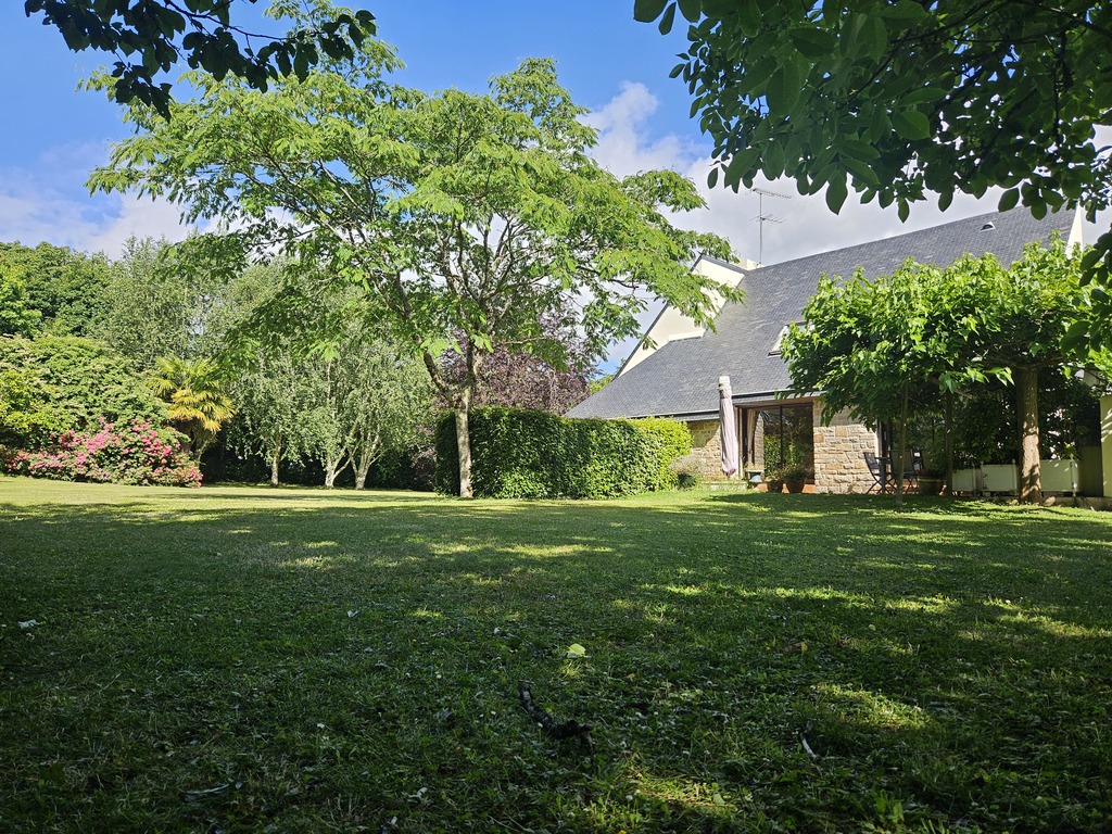 Concarneau. Rare & Confortable Maison d’Architecte (200 m2) aux 5 Chambres & son Parc Paysagé de 4800 m2.