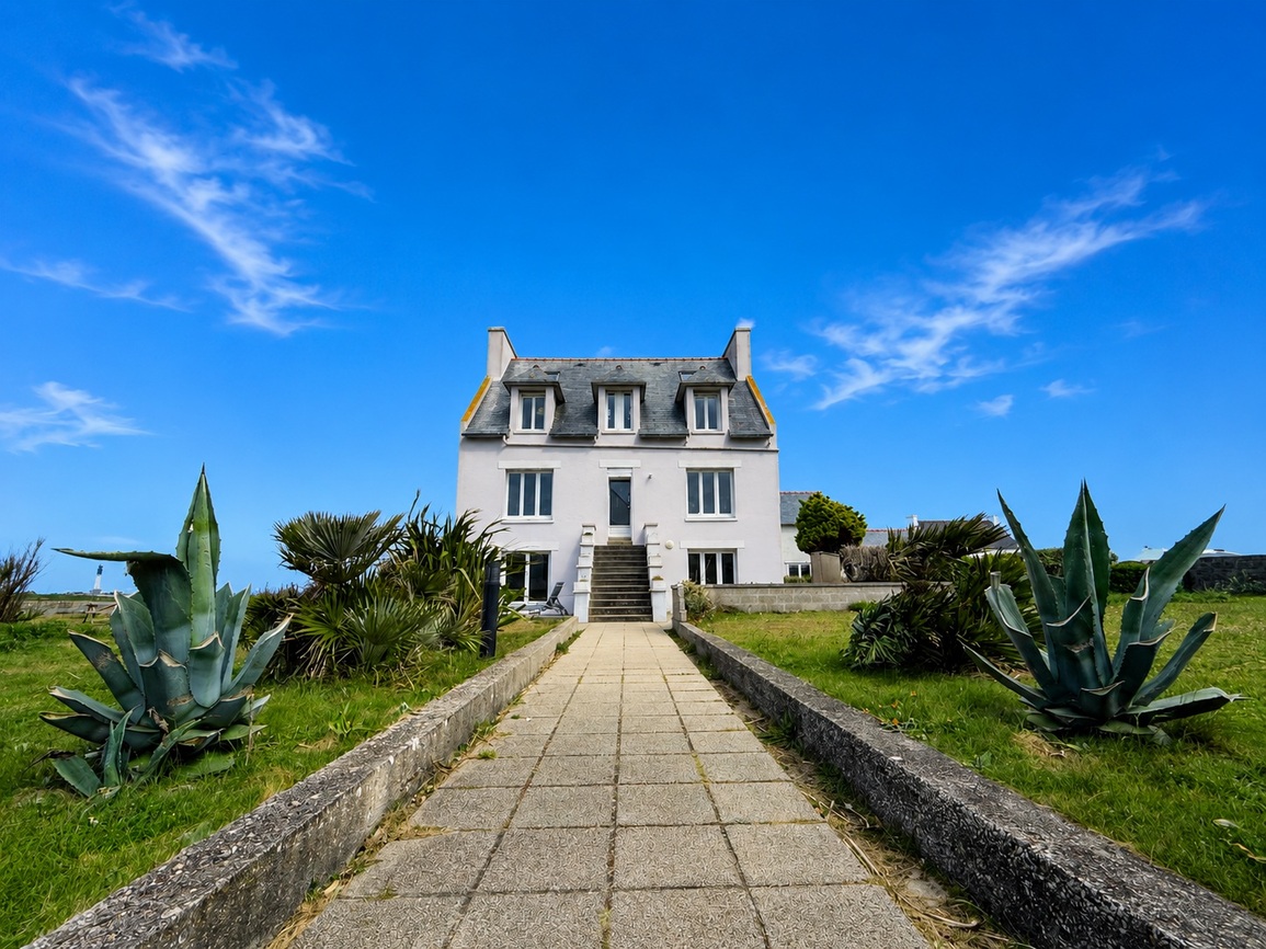 Exclusivité Agence – Ile de Sein Propriété Comprenant 6 Appartements de Standing & une Salle de Réunion