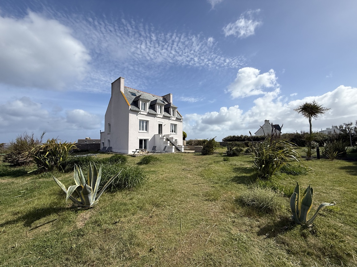 Exclusivité Agence – Ile de Sein Propriété Comprenant 6 Appartements de Standing & une Salle de Réunion
