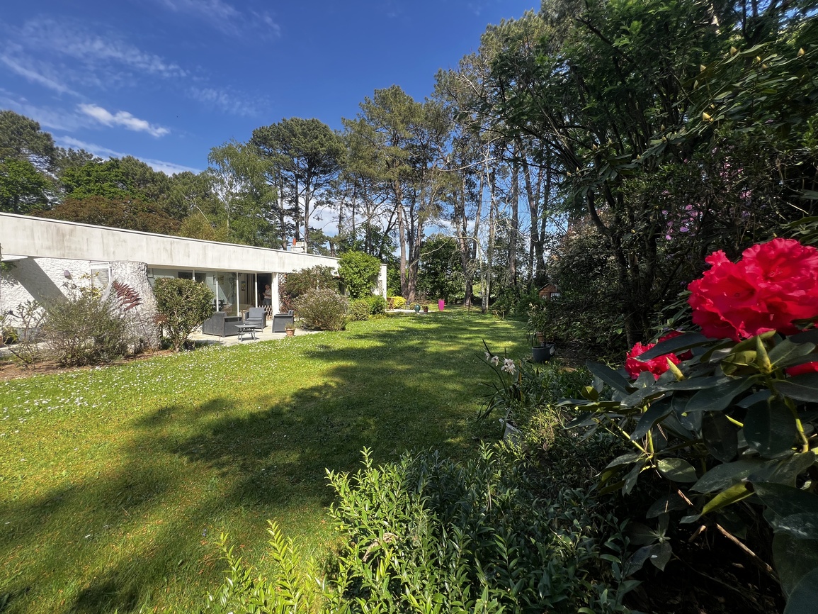 Ploemeur – L’Improbable & Qualitative Maison d’Architecte Plain-Pied (215m²) Sur Parc Arboré de 8000m²