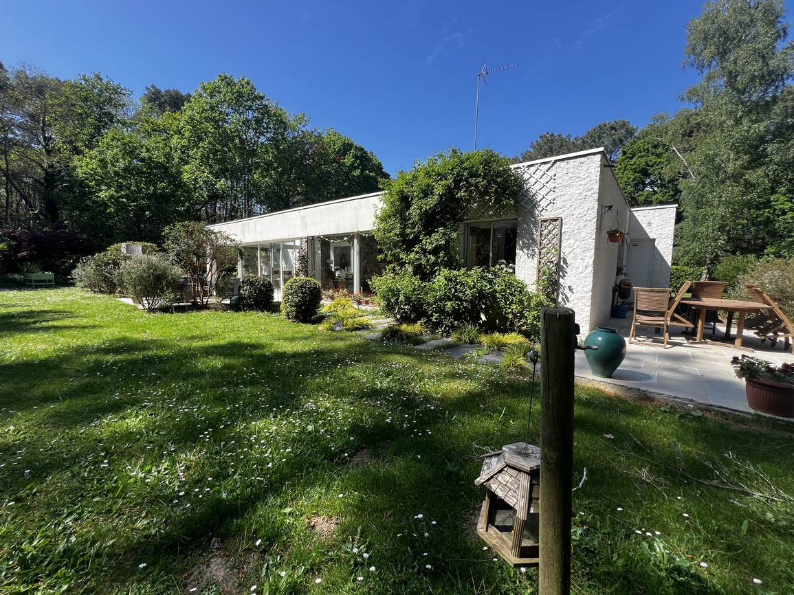Ploemeur – L’Improbable & Qualitative Maison d’Architecte Plain-Pied (215m²) Sur Parc Arboré de 8000m²