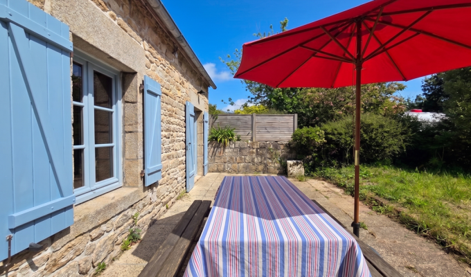 Exclusivité Agence, LOCTUDY, L’Autentique Penty Breton Aux Volets Bleus Avec Jardin de 914m²