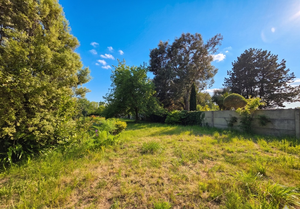 Exclusivité Agence, LOCTUDY, L’Autentique Penty Breton Aux Volets Bleus Avec Jardin de 914m²