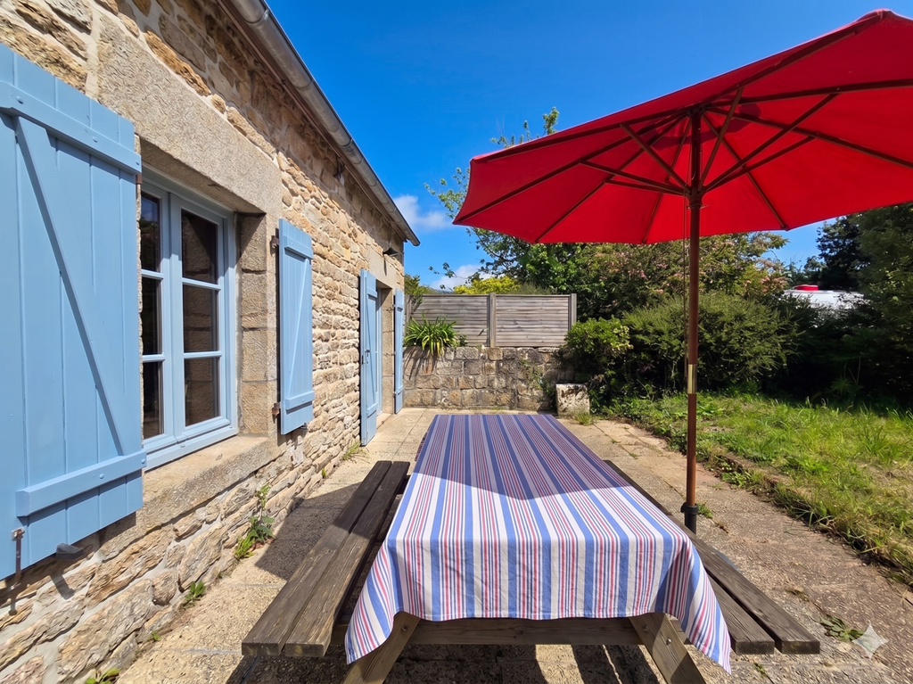 Exclusivité Agence, LOCTUDY, L’Autentique Penty Breton Aux Volets Bleus Avec Jardin de 914m²