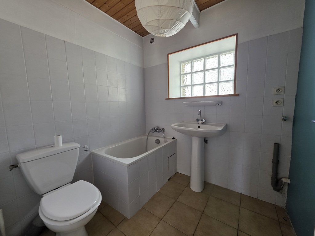 Exclusivité Agence, LOCTUDY, L’Autentique Penty Breton Aux Volets Bleus Avec Jardin de 914m²