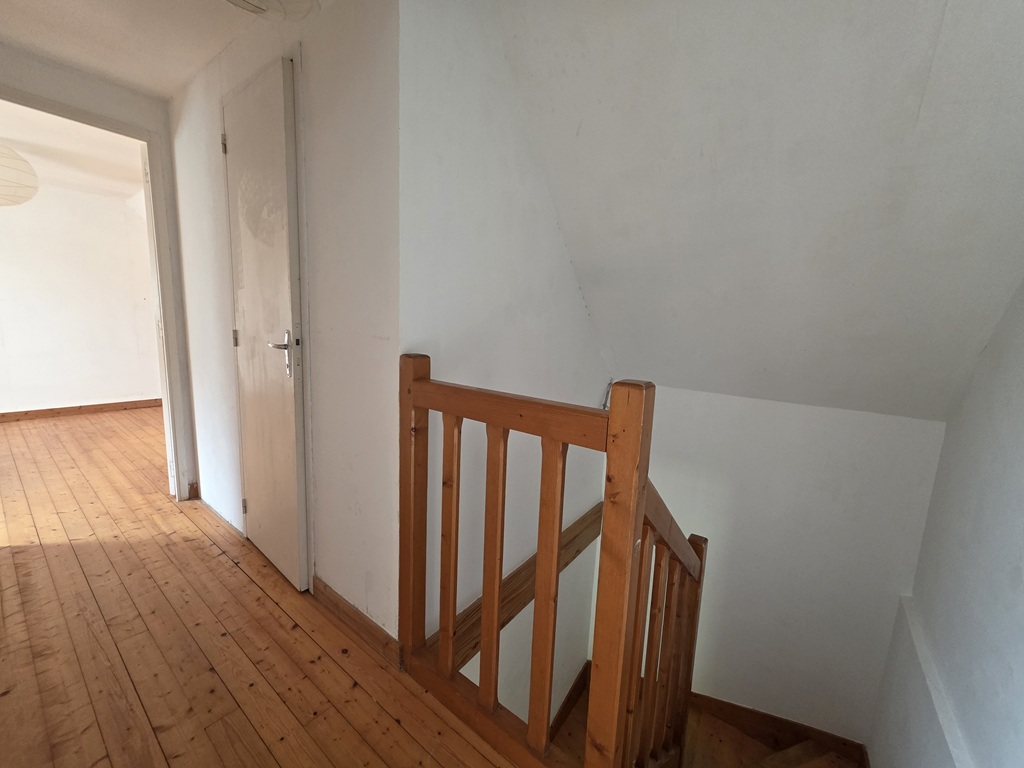 Exclusivité Agence, LOCTUDY, L’Autentique Penty Breton Aux Volets Bleus Avec Jardin de 914m²