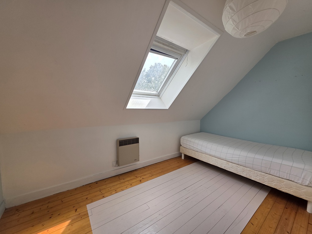 Exclusivité Agence, LOCTUDY, L’Autentique Penty Breton Aux Volets Bleus Avec Jardin de 914m²