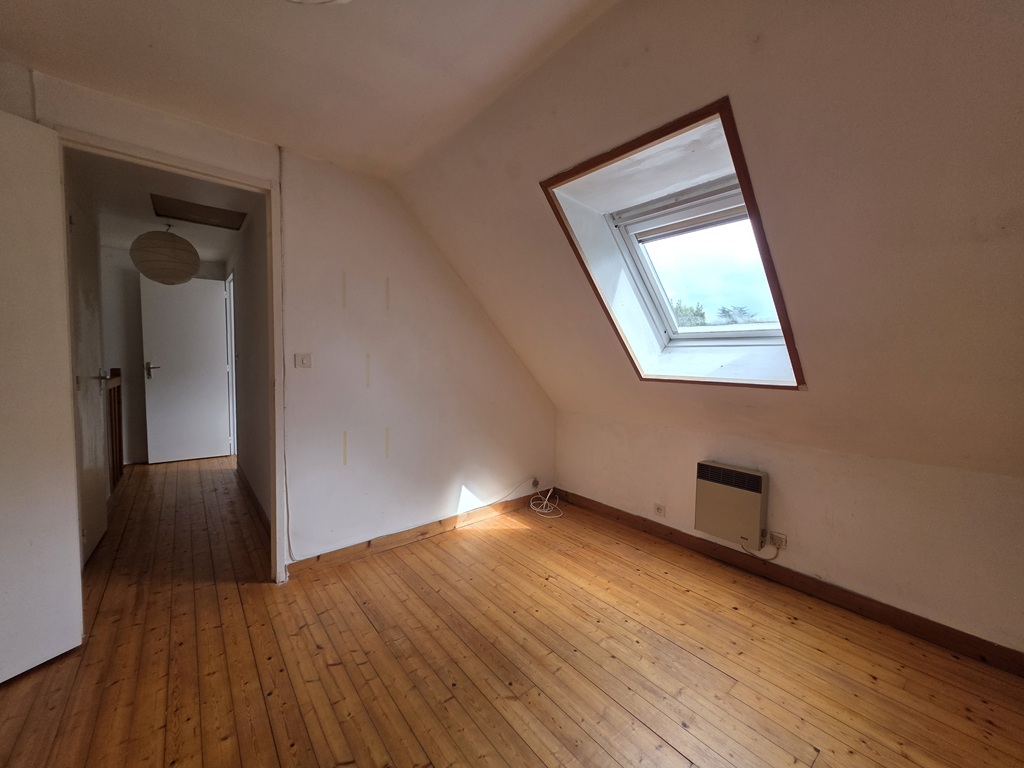 Exclusivité Agence, LOCTUDY, L’Autentique Penty Breton Aux Volets Bleus Avec Jardin de 914m²