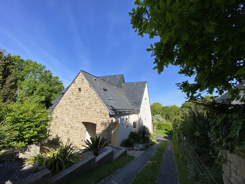 A Louer. Libre en Août 2026. Maison MEUBLÉE. 5 chambres, surface de 211 m² avec Jardin !