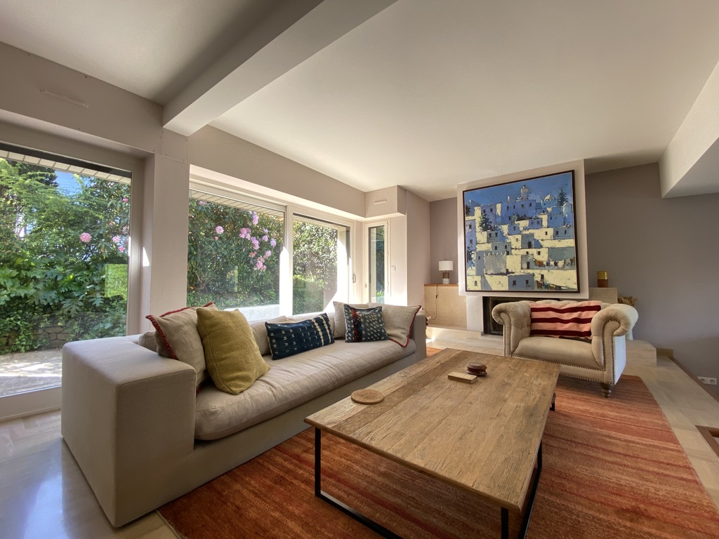 A Louer. Libre en Août 2026. Maison MEUBLÉE. 5 chambres, surface de 211 m² avec Jardin !