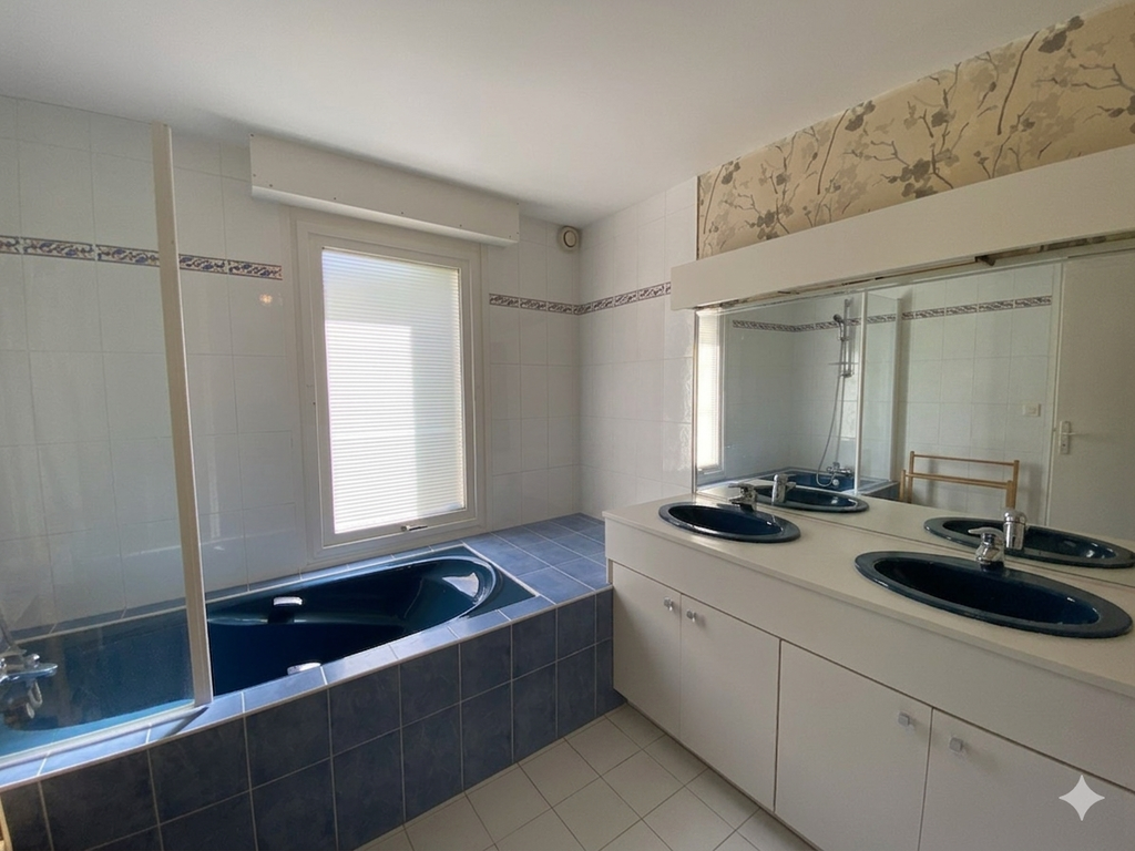 A Louer. Libre en Août 2026. Maison MEUBLÉE. 5 chambres, surface de 211 m² avec Jardin !