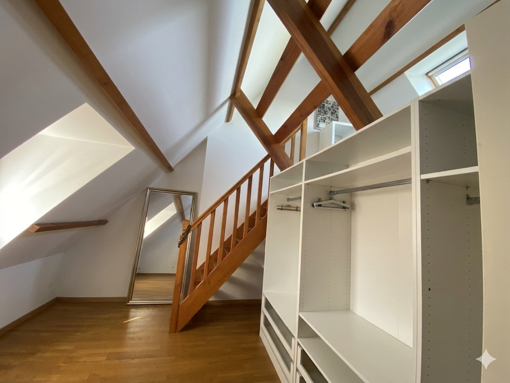 A Louer. Libre en Août 2026. Maison MEUBLÉE. 5 chambres, surface de 211 m² avec Jardin !