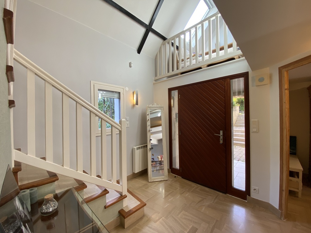 A Louer. Libre en Août 2026. Maison MEUBLÉE. 5 chambres, surface de 211 m² avec Jardin !