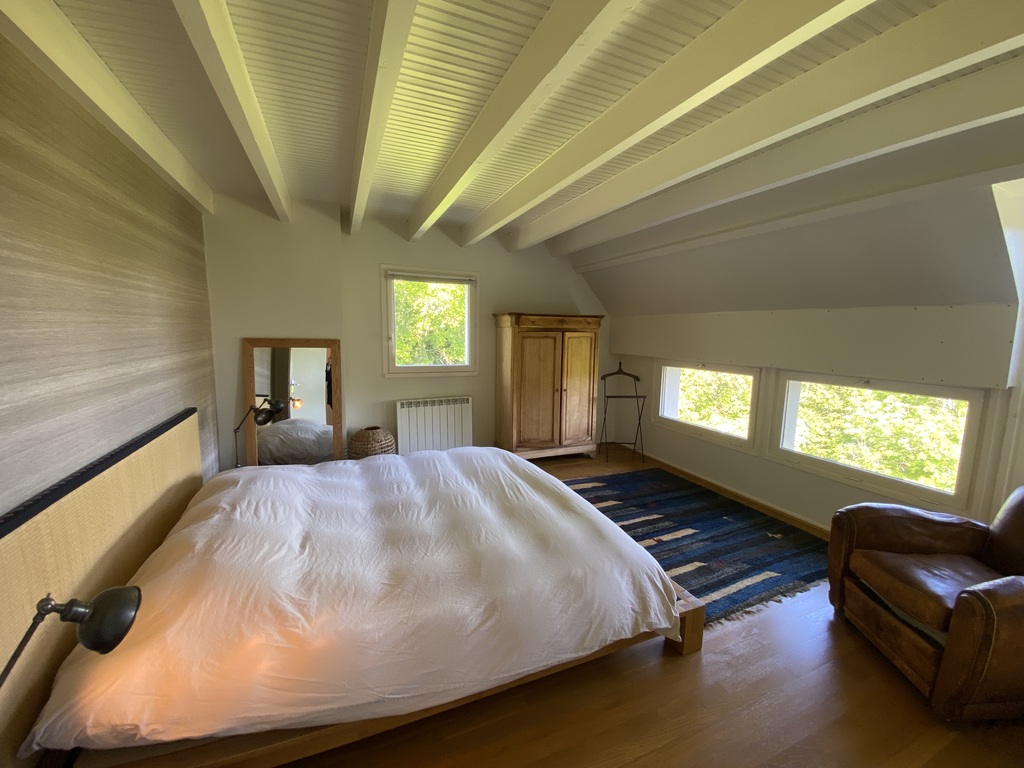A Louer. Libre en Août 2026. Maison MEUBLÉE. 5 chambres, surface de 211 m² avec Jardin !