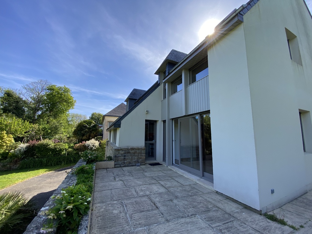 A Louer. Libre en Août 2026. Maison MEUBLÉE. 5 chambres, surface de 211 m² avec Jardin !