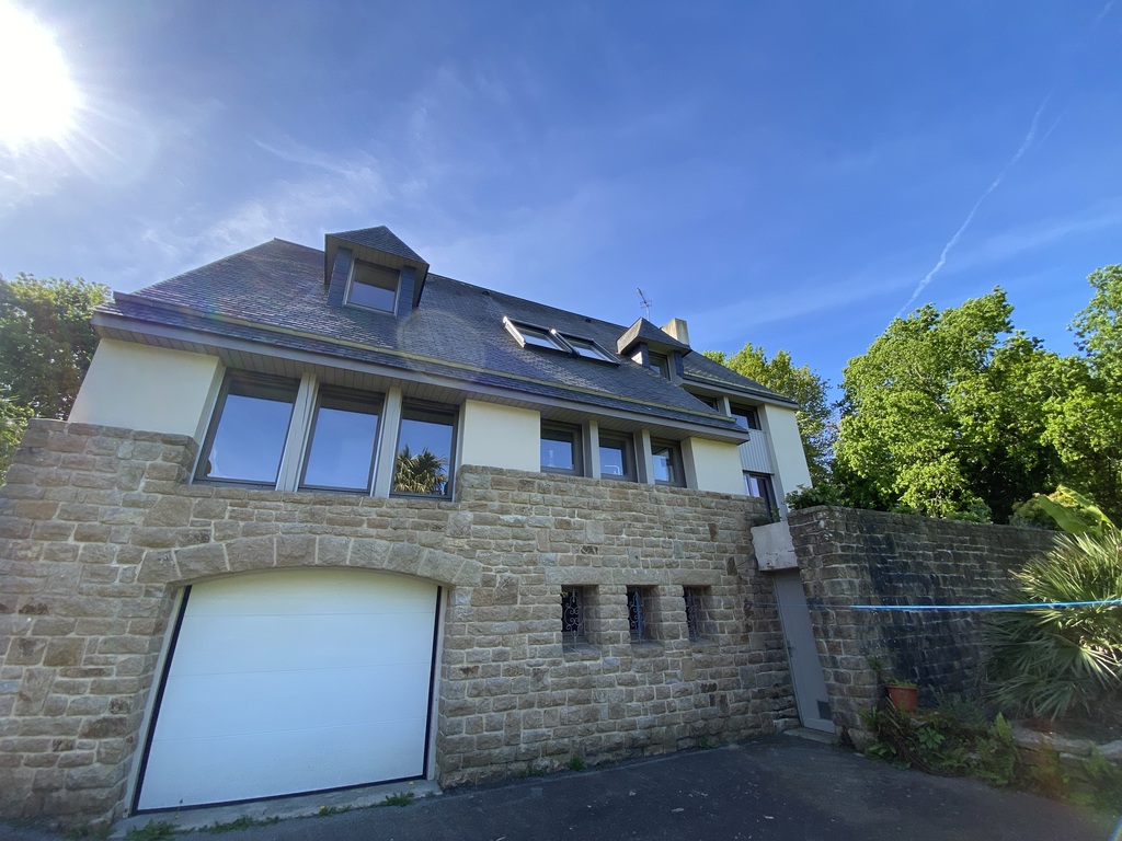 A Louer. Libre en Août 2026. Maison MEUBLÉE. 5 chambres, surface de 211 m² avec Jardin !