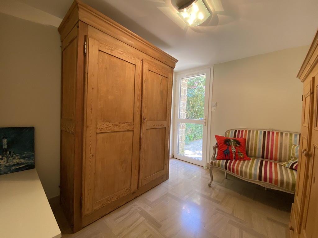 A Louer. Libre en Août 2026. Maison MEUBLÉE. 5 chambres, surface de 211 m² avec Jardin !