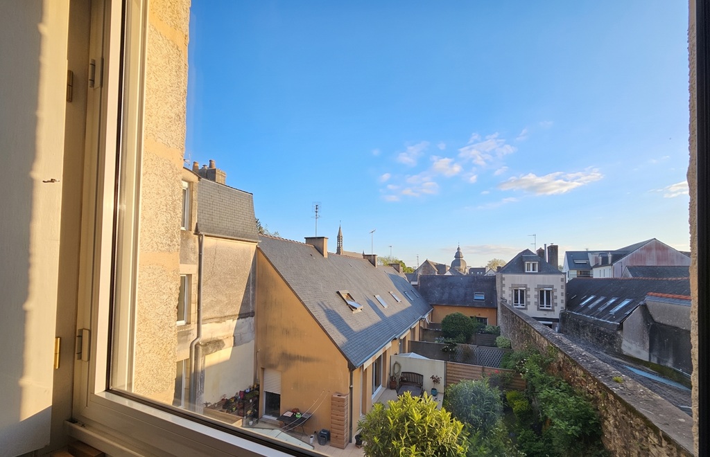 PONT L’ABBE, Plein Centre-Ville, Appartement T2 Situé Dans Un Bel Immeuble Historique