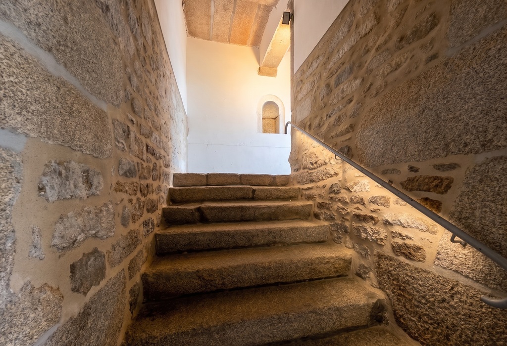 PONT L’ABBE, Plein Centre-Ville, Appartement T2 Situé Dans Un Bel Immeuble Historique
