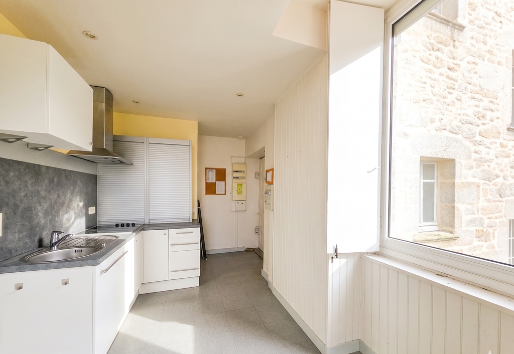 PONT L’ABBE, Plein Centre-Ville, Appartement T2 Situé Dans Un Bel Immeuble Historique