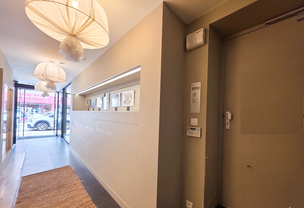 PONT L’ABBE, Plein Centre-Ville, Appartement T2 Situé Dans Un Bel Immeuble Historique