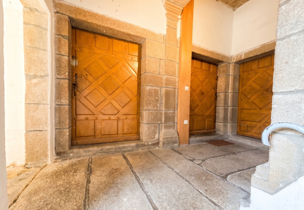 PONT L’ABBE, Plein Centre-Ville, Appartement T2 Situé Dans Un Bel Immeuble Historique