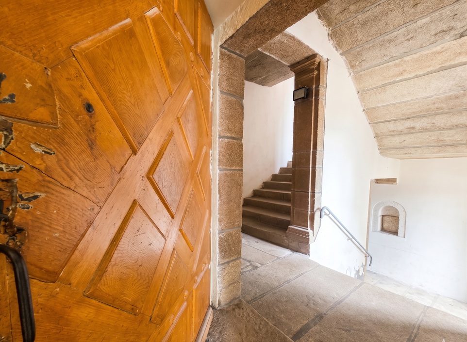 PONT L’ABBE, Plein Centre-Ville, Appartement T2 Situé Dans Un Bel Immeuble Historique