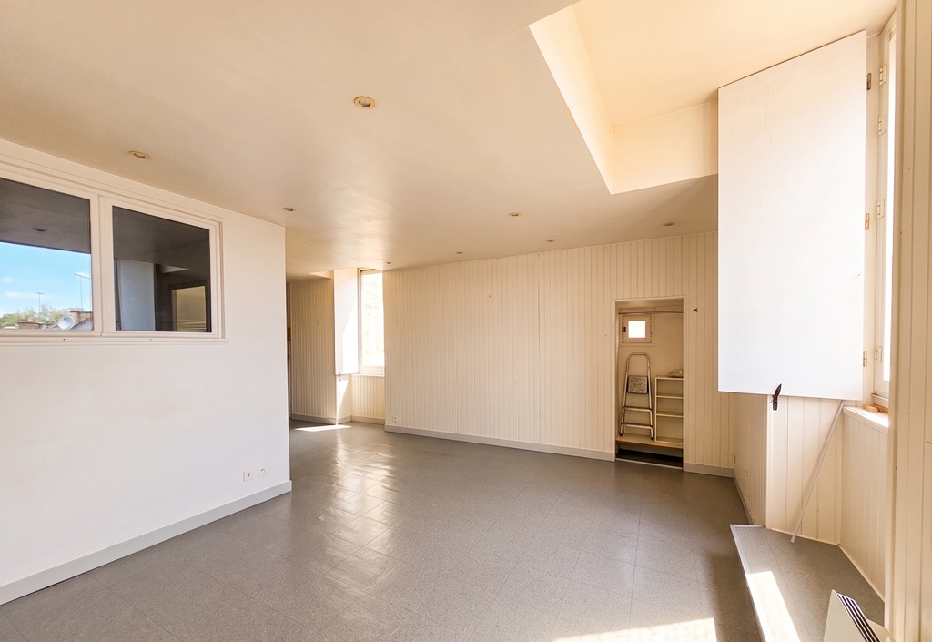 PONT L’ABBE, Plein Centre-Ville, Appartement T2 Situé Dans Un Bel Immeuble Historique