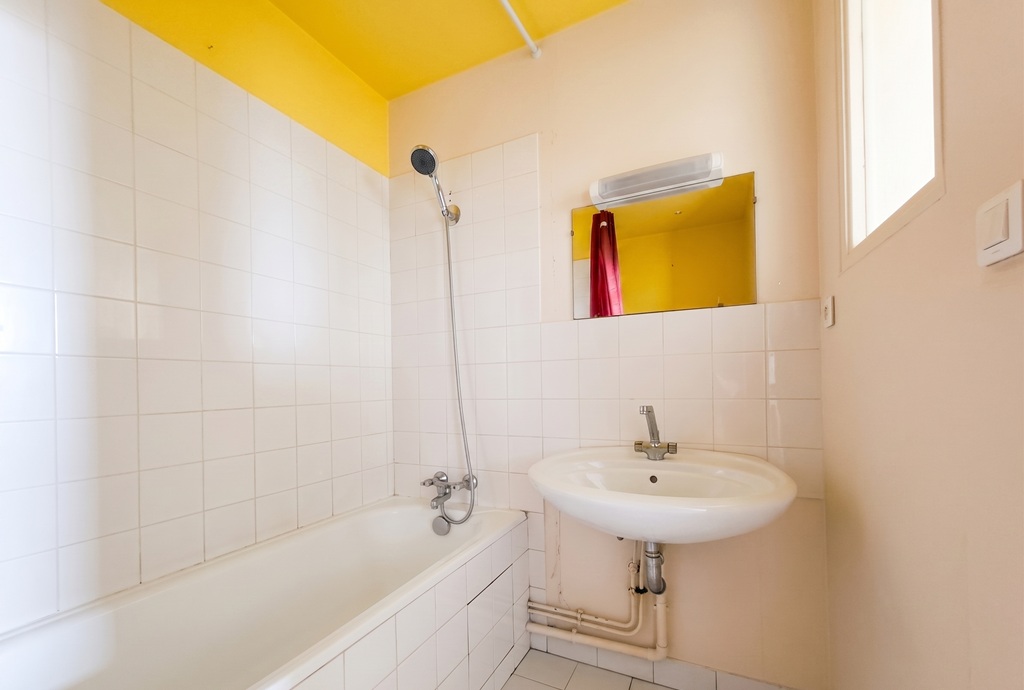 PONT L’ABBE, Plein Centre-Ville, Appartement T2 Situé Dans Un Bel Immeuble Historique