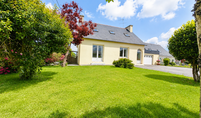 Ergué-gabéric- Emplacement Privilégié Pour Cette Qualitative & Lumineuse Traditionnelle Avec Sous-Sol Sur Terrain Clos