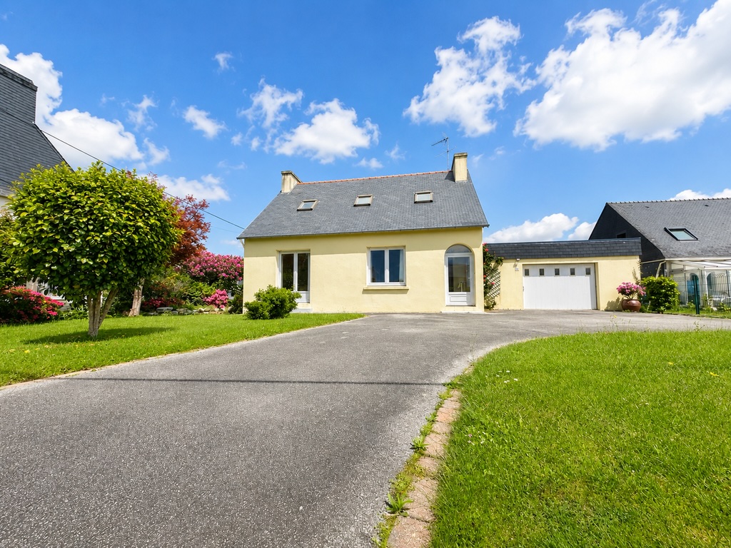 Ergué-gabéric- Emplacement Privilégié Pour Cette Qualitative & Lumineuse Traditionnelle Avec Sous-Sol Sur Terrain Clos