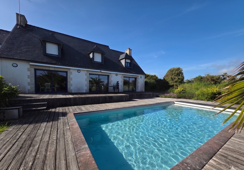Penmarch, Vaste Maison Traditionnelle (200m²) Avec Piscine & Son beau Jardin de 2470m²