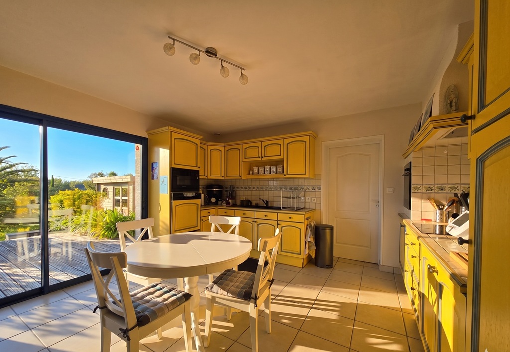 Penmarch, Vaste Maison Traditionnelle (200m²) Avec Piscine & Son beau Jardin de 2470m²
